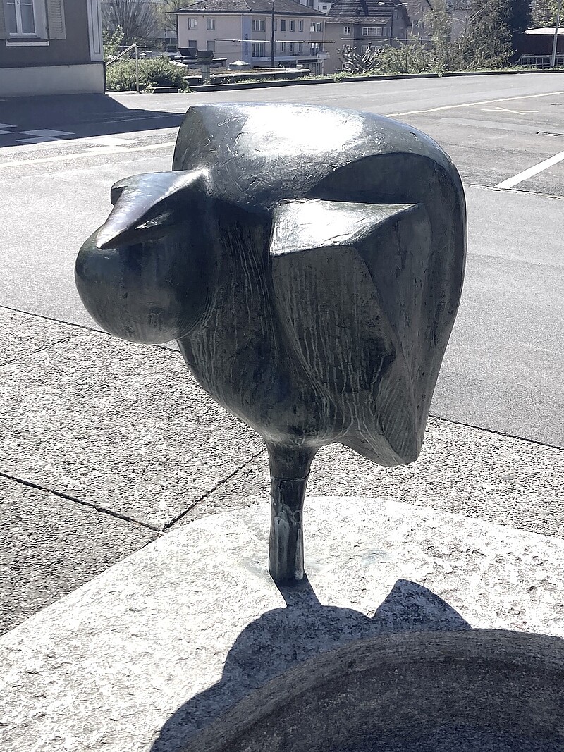 Skulptur Fischreiher in Ebikon (1958) von Bildhauer Max Weiss, Bild 3 von 5