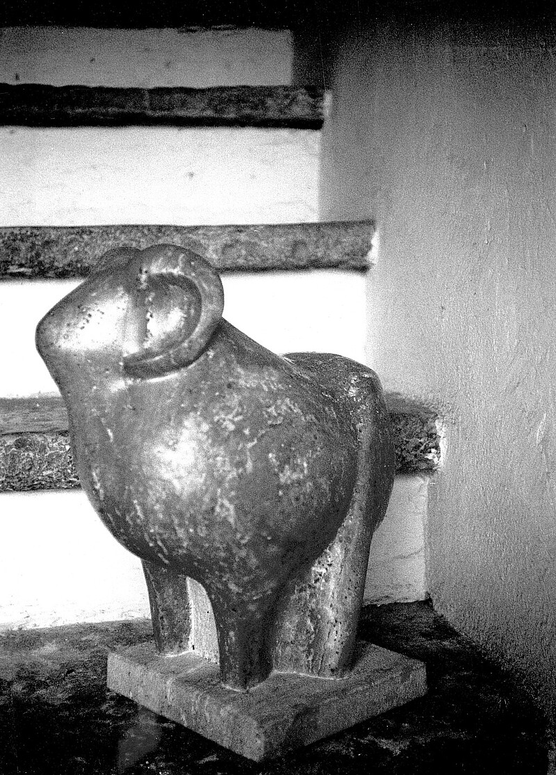 Skulptur Widder Roter Marmor (1957) von Bildhauer Max Weiss, Bild 2 von 2