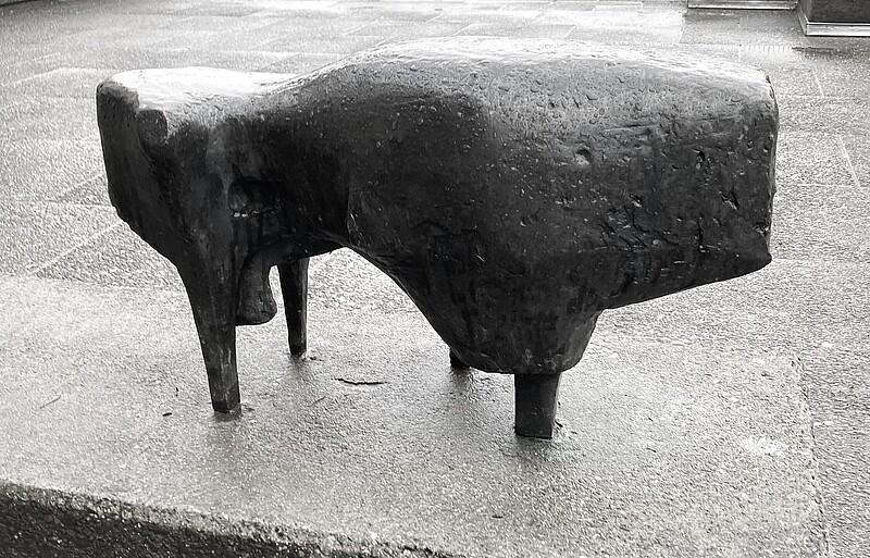 Skulptur Stier (1963) von Bildhauer Max Weiss, Bild 4 von 6