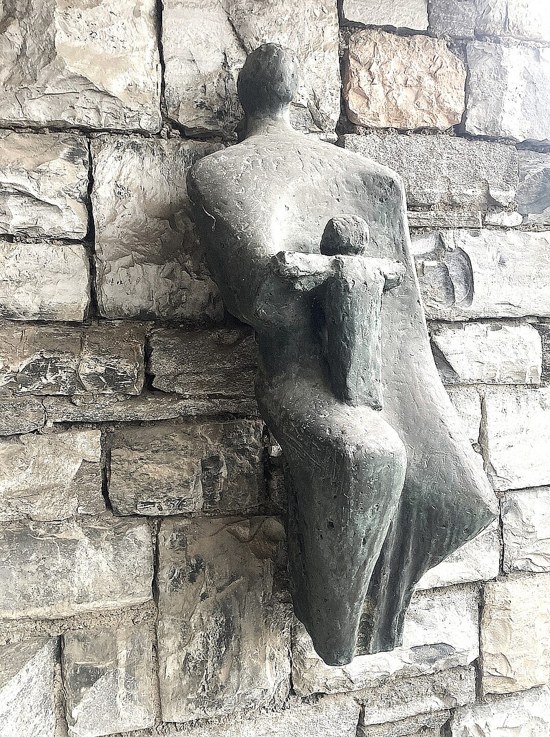 Skulptur Kapelle Eingangs Dorf Tremona (1965) von Bildhauer Max Weiss, Bild 1 von 4