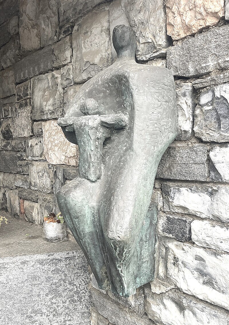 Skulptur Kapelle Eingangs Dorf Tremona (1965) von Bildhauer Max Weiss, Bild 4 von 4