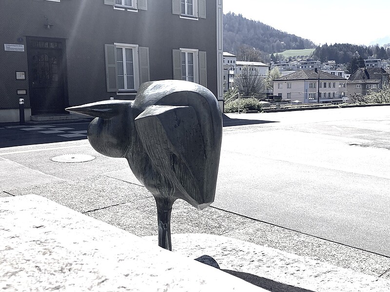 Skulptur Fischreiher in Ebikon (1958) von Bildhauer Max Weiss, Bild 4 von 5
