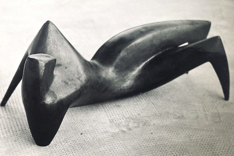 Skulptur Kleine Liegende (1958) von Bildhauer Max Weiss, Bild 4 von 4