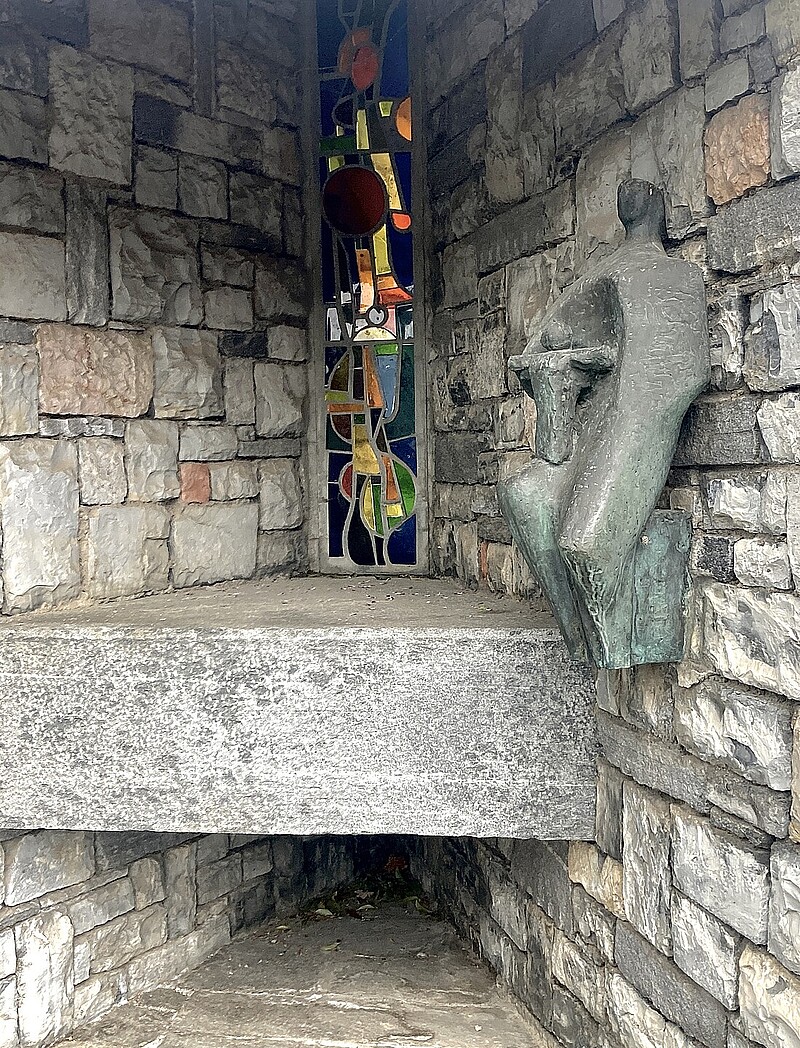 Skulptur Kapelle Eingangs Dorf Tremona (1965) von Bildhauer Max Weiss, Bild 3 von 4