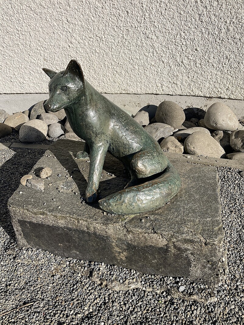 Skulptur Fuchs Schulhaus Emmen Dorf (1958) von Bildhauer Max Weiss, Bild 3 von 4