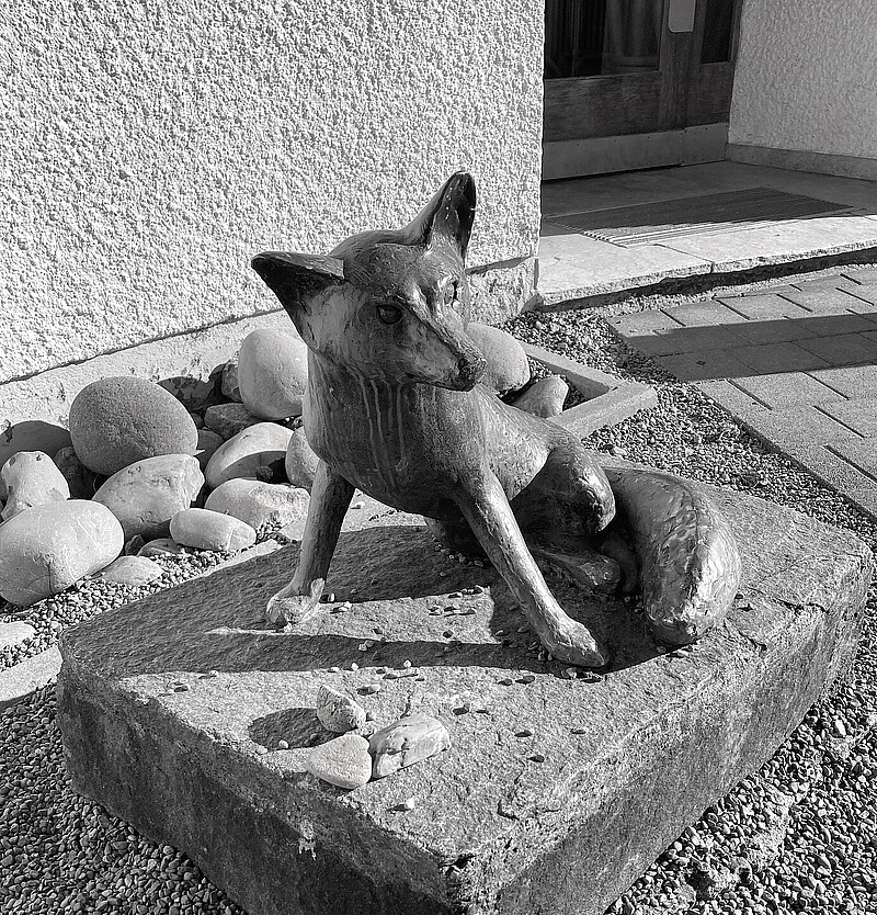 Skulptur Fuchs Schulhaus Emmen Dorf (1958) von Bildhauer Max Weiss, Bild 2 von 4