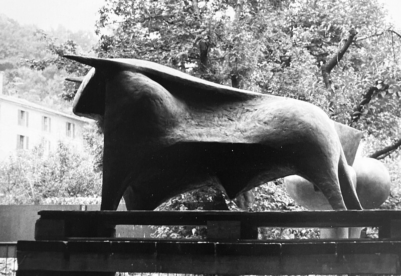 Skulptur Stier (1973) von Bildhauer Max Weiss, Bild 1 von 3