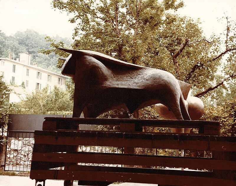 Skulptur Stier (1973) von Bildhauer Max Weiss, Bild 3 von 3