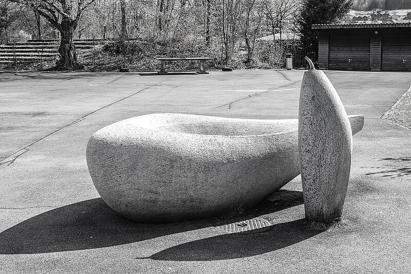 Skulptur Brunnen aus Tessiner Granit, 3645 Gwatt (1958) von Bildhauer Max Weiss, Bild 2 von 2