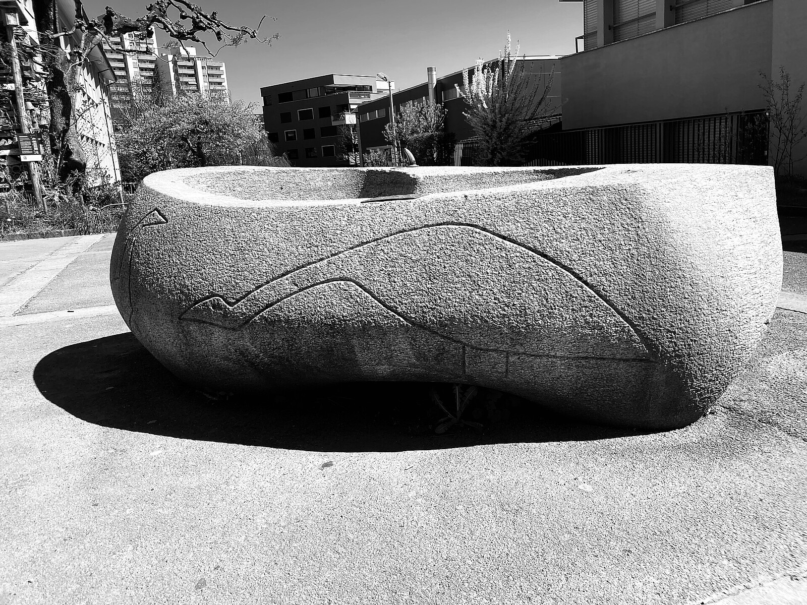 Skulptur Brunnen Schulhaus Meierhöfli (1959) von Bildhauer Max Weiss, Bild 1 von 1