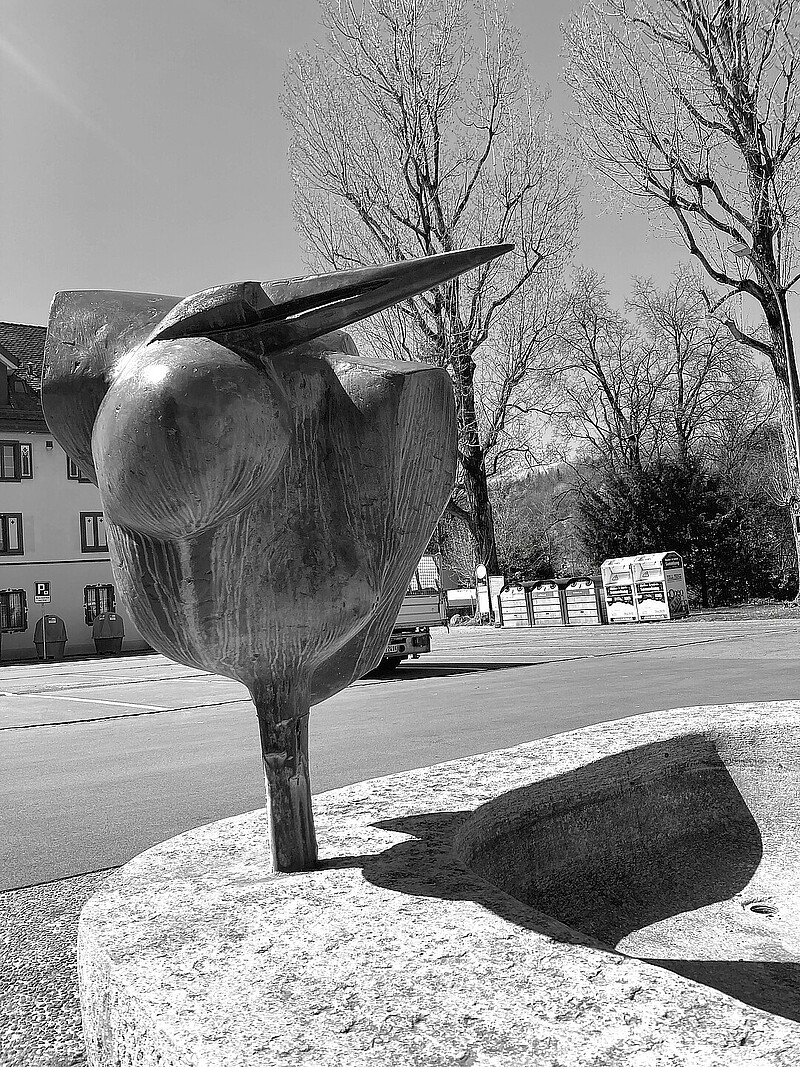 Skulptur Fischreiher in Ebikon (1958) von Bildhauer Max Weiss, Bild 2 von 5