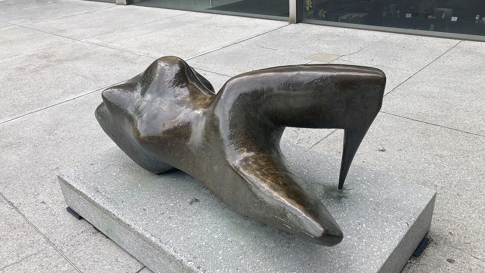 Bildhauer Max Weiss, Die umstrittene Dame am heutigen Standort vor dem Neubau des Hallenbades in der Stadt Biel.