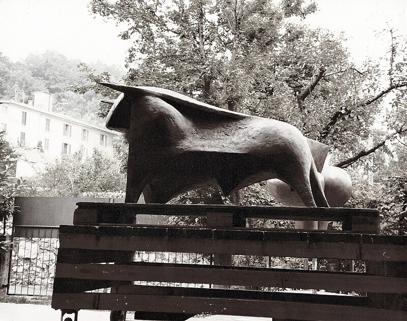 Skulptur Stier (1973) von Bildhauer Max Weiss, Bild 2 von 3