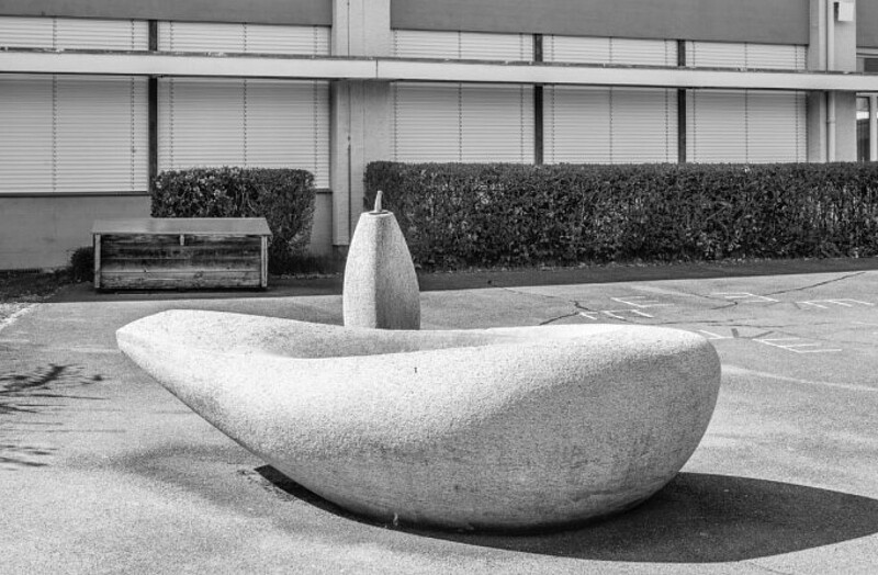 Skulptur Brunnen aus Tessiner Granit, 3645 Gwatt (1958) von Bildhauer Max Weiss, Bild 1 von 2