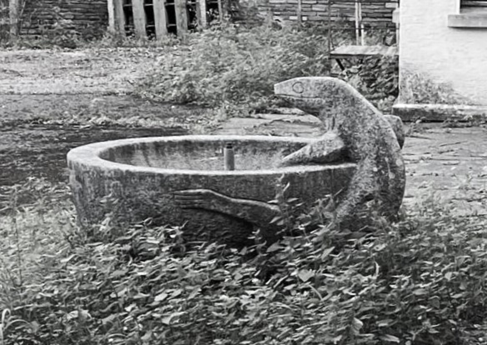 Skulptur Echsen Brunnen im Tessin (1958) von Bildhauer Max Weiss, Bild 1 von 1